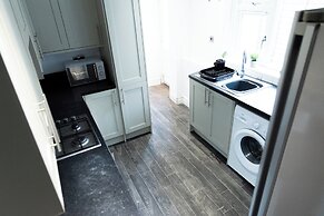 Wolverhampton - 4 Bed House - Free Parking