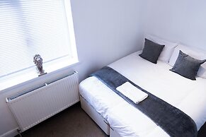 Wolverhampton - 4 Bed House - Free Parking