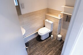 Wolverhampton - 4 Bed House - Free Parking