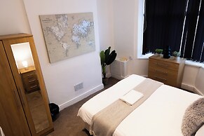 Wolverhampton - 4 Bed House - Free Parking