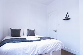 Wolverhampton - 4 Bed House - Free Parking