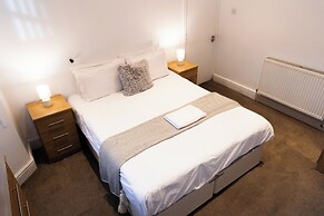 Wolverhampton - 4 Bed House - Free Parking