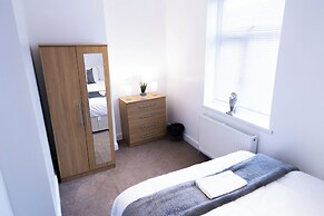 Wolverhampton - 4 Bed House - Free Parking