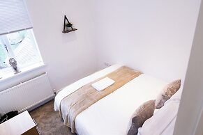 Wolverhampton - 4 Bed House - Free Parking