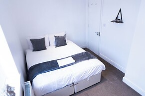 Wolverhampton - 4 Bed House - Free Parking