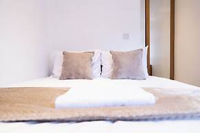 Wolverhampton - 4 Bed House - Free Parking