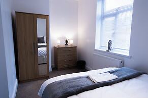 Wolverhampton - 4 Bed House - Free Parking