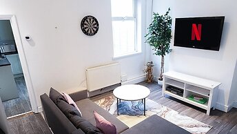 Wolverhampton - 4 Bed House - Free Parking