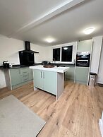 House-sleeps8-parking-garden