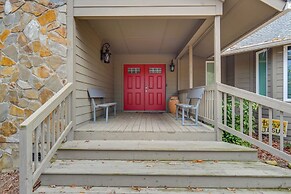 Spacious Lakefront Apt w/ Deck in Fayetteville!