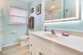 3 Blocks to Beach Access: Coastal Carolina Apt