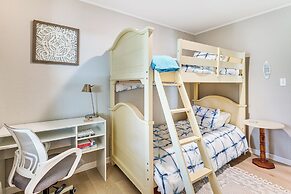 3 Blocks to Beach Access: Coastal Carolina Apt