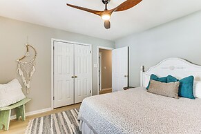 3 Blocks to Beach Access: Coastal Carolina Apt