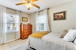 3 Blocks to Beach Access: Coastal Carolina Apt