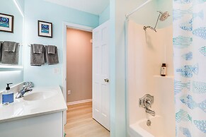 3 Blocks to Beach Access: Coastal Carolina Apt