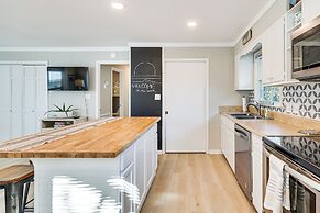 3 Blocks to Beach Access: Coastal Carolina Apt