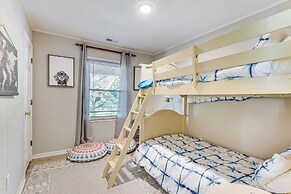 3 Blocks to Beach Access: Coastal Carolina Apt