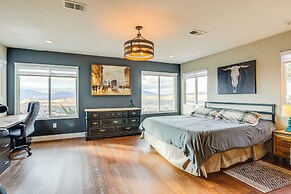 Mtn-view Escape w/ Hot Tub in Sparks!