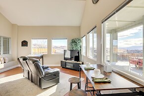 Mtn-view Escape w/ Hot Tub in Sparks!