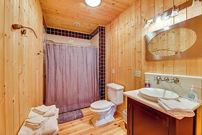 15 Mi to Snowshoe Resort: Cabin w/ Deck & Fire Pit