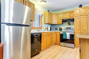 7 Mi to Mt Snow Resort: Family Home w/ Fire Pit!