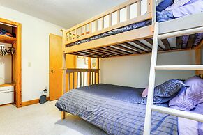 7 Mi to Mt Snow Resort: Family Home w/ Fire Pit!