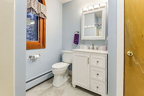 7 Mi to Mt Snow Resort: Family Home w/ Fire Pit!