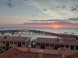 The Room Hotel Sunset Town