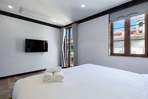 The Room Hotel Sunset Town