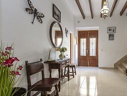 Spacious Villa With Garden