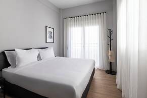 Elliot Petralona, Athens