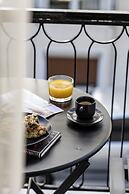 Elliot Petralona, Athens