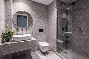 Elliot Petralona, Athens