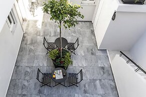 Elliot Petralona, Athens