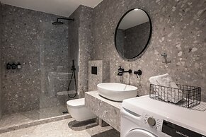 Elliot Petralona, Athens