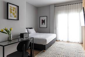 Elliot Petralona, Athens