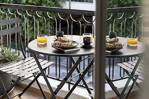 Elliot Petralona, Athens