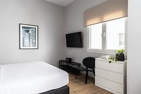 Elliot Petralona, Athens