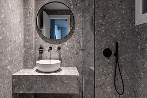 Elliot Petralona, Athens