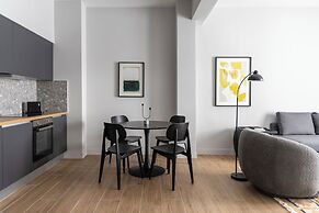 Elliot Petralona, Athens