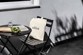 Elliot Petralona, Athens