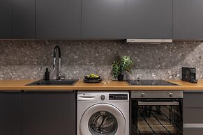 Elliot Petralona, Athens