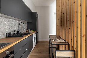 Elliot Petralona, Athens