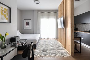 Elliot Petralona, Athens