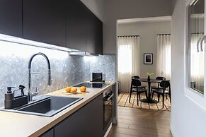 Elliot Petralona, Athens