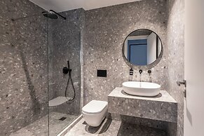 Elliot Petralona, Athens