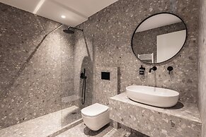 Elliot Petralona, Athens