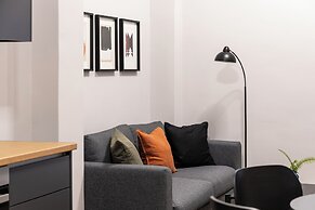 Elliot Petralona, Athens