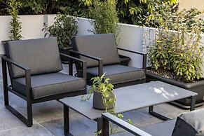 Elliot Petralona, Athens