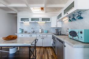 Cheerful 2 Bedroom with Sunset Views